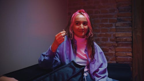有关吸入, 大麻, 女人的免费素材视频