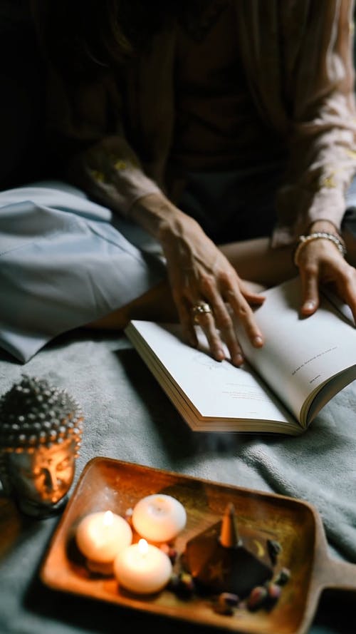 有关上网, 冥想, 垂直视频的免费素材视频