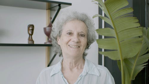 有关中等特写, 在家, 女人的免费素材视频