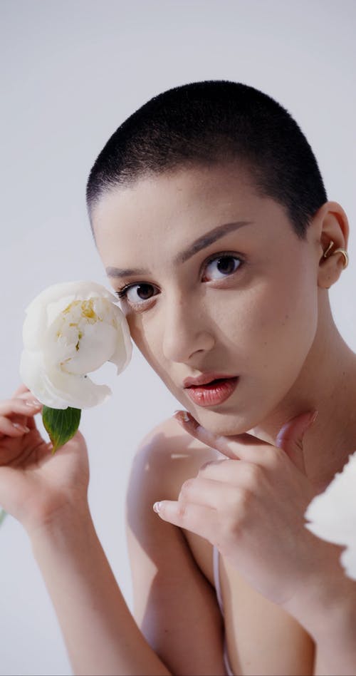 有关垂直视频, 女人, 握住的免费素材视频