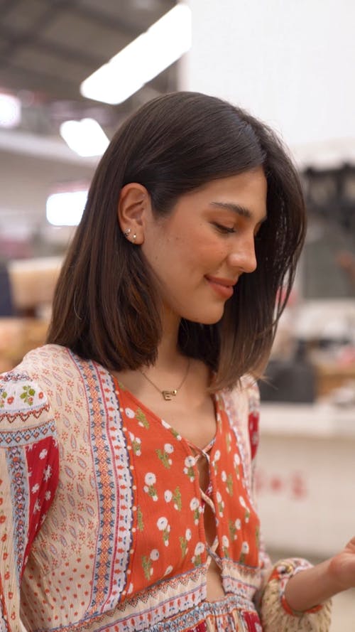 有关垂直视频, 女人, 室内的免费素材视频