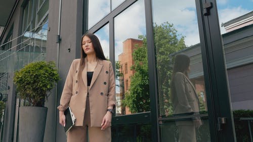 有关女人, 户外, 握住的免费素材视频