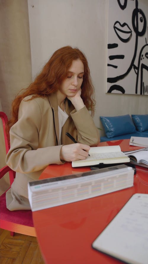 有关创意办公室, 垂直视频, 女人的免费素材视频