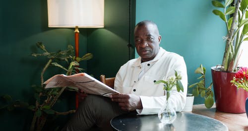 有关一杯水, 报纸, 小姐的免费素材视频