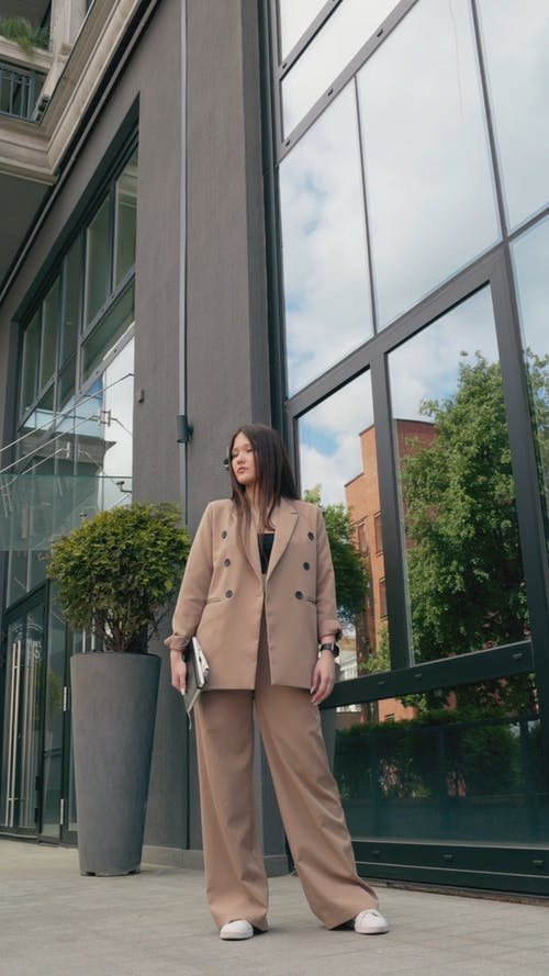 有关垂直拍摄, 女模, 年轻女子的免费素材视频