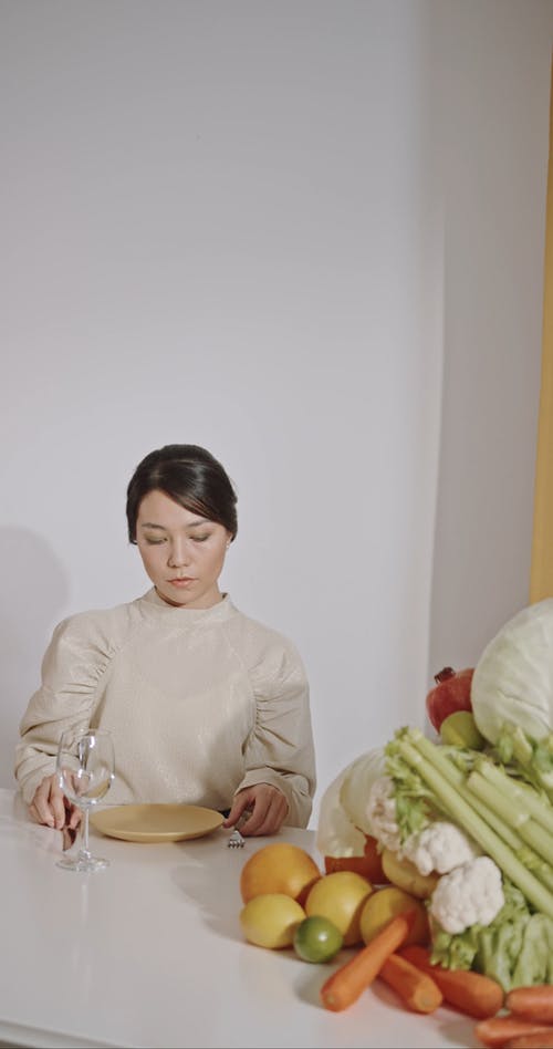 有关人, 坐, 垂直视频的免费素材视频