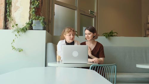 有关女性, 室内, 朋友的免费素材视频