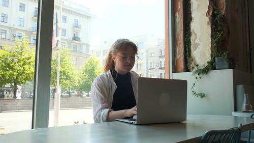 有关在笔记本电脑上工作, 城市背景, 女人的免费素材视频