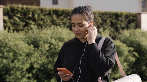 有关3C用品, 倾听, 女人的免费素材视频