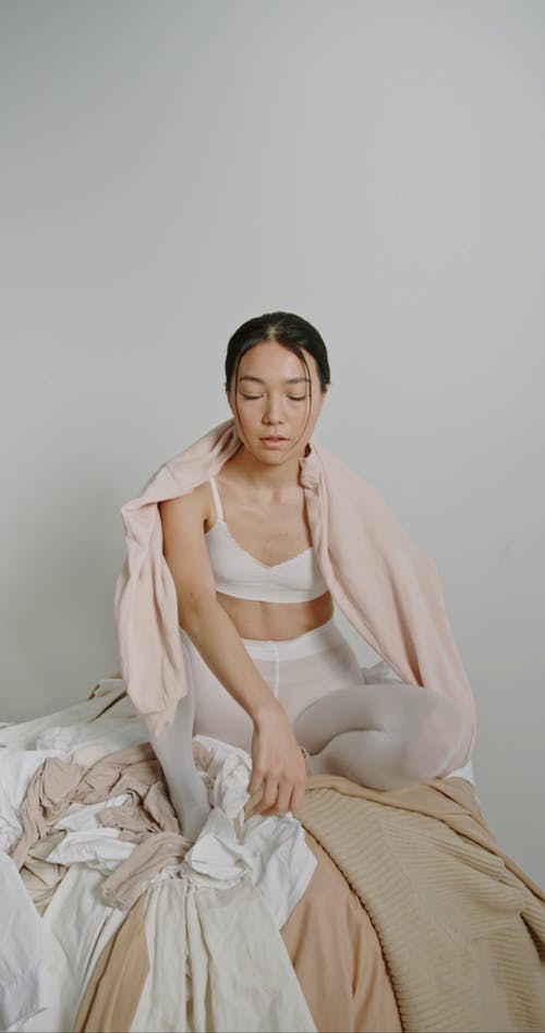 有关内衣, 坐, 垂直视频的免费素材视频