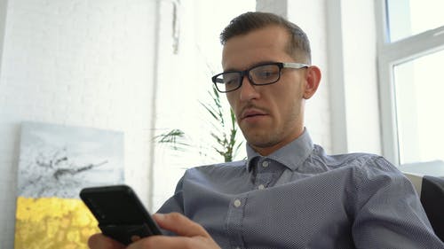 有关3C用品, 人, 握住的免费素材视频