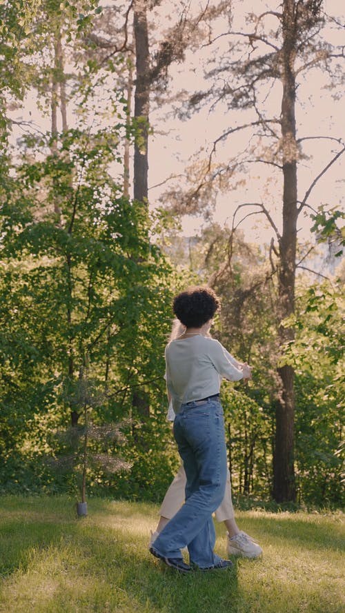 有关forestpark, 一对, 垂直视频的免费素材视频