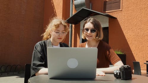 有关3C用品, 墨镜, 女性的免费素材视频