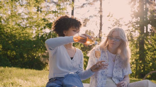 有关人, 倾注, 女性的免费素材视频