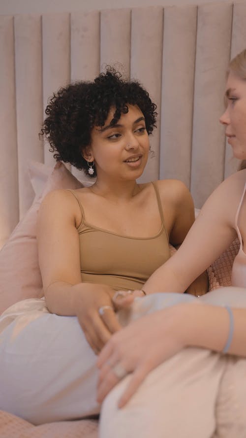 有关吻, 在家, 垂直视频的免费素材视频