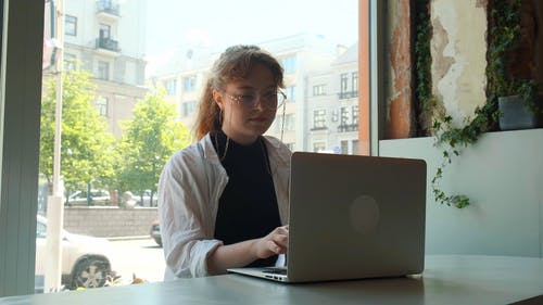 有关在笔记本电脑上工作, 城市背景, 女人的免费素材视频