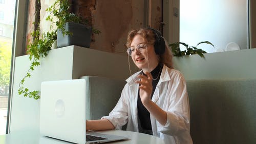 有关坐, 女人, 无线耳机的免费素材视频