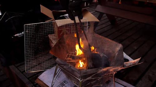 有关升火的木柴, 木炭, 火的免费素材视频