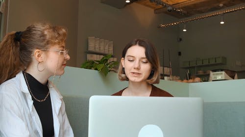 有关3C用品, 倾听, 女性的免费素材视频