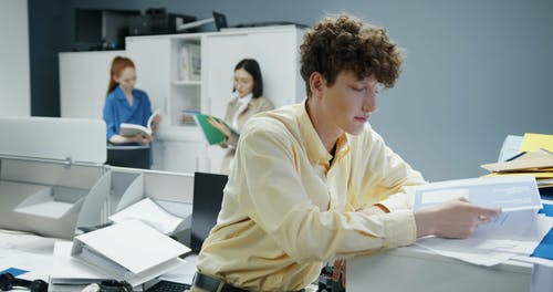 有关人, 卷发, 严肃的免费素材视频