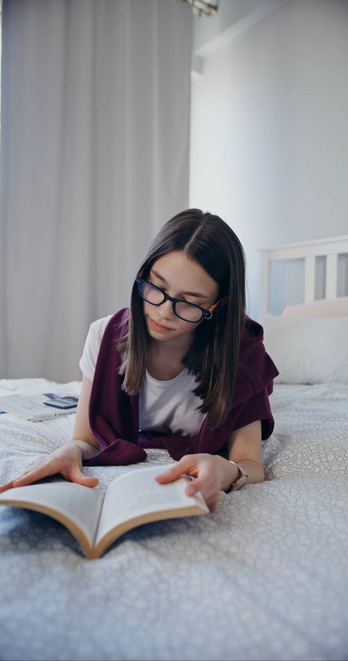 有关在家, 垂直视频, 女人的免费素材视频