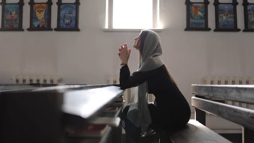 有关信仰, 侧面图, 坐的免费素材视频