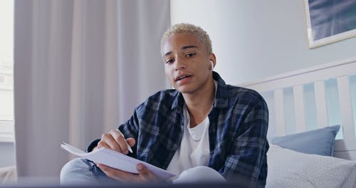 有关原子笔, 在家, 在床上的免费素材视频