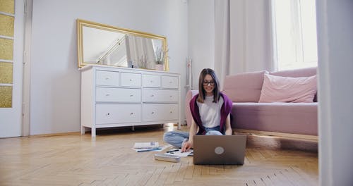 有关3C用品, 地板, 坐的免费素材视频