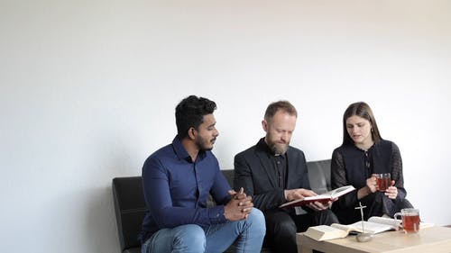 有关坐, 天主教, 女人的免费素材视频