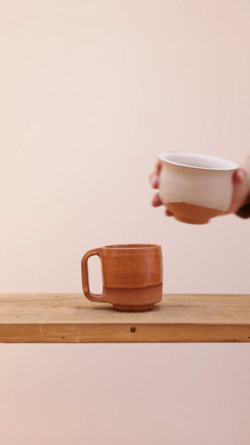 有关倾注, 垂直视频, 手的免费素材视频