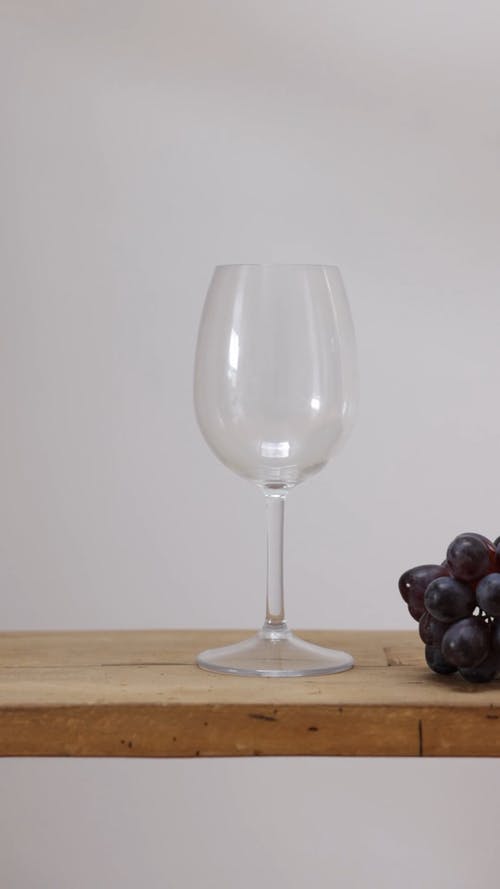 有关倾注, 垂直视频, 白酒的免费素材视频