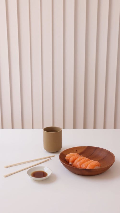 木碗上的三文鱼寿司 · 免费素材视频