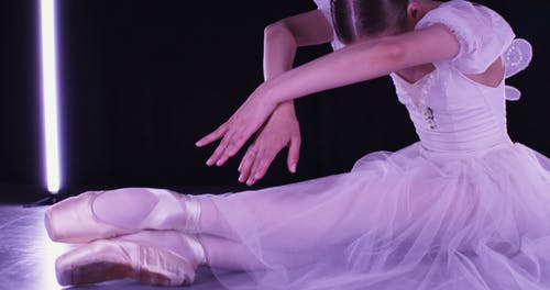 有关优美, 发髻, 在地上的免费素材视频