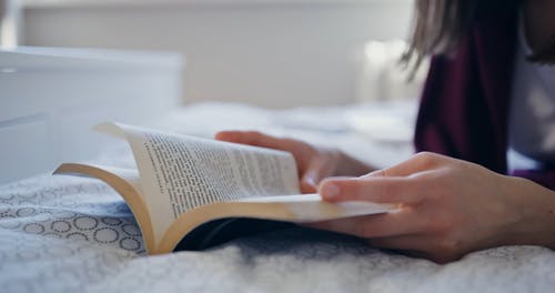 有关女人, 学习, 握住的免费素材视频