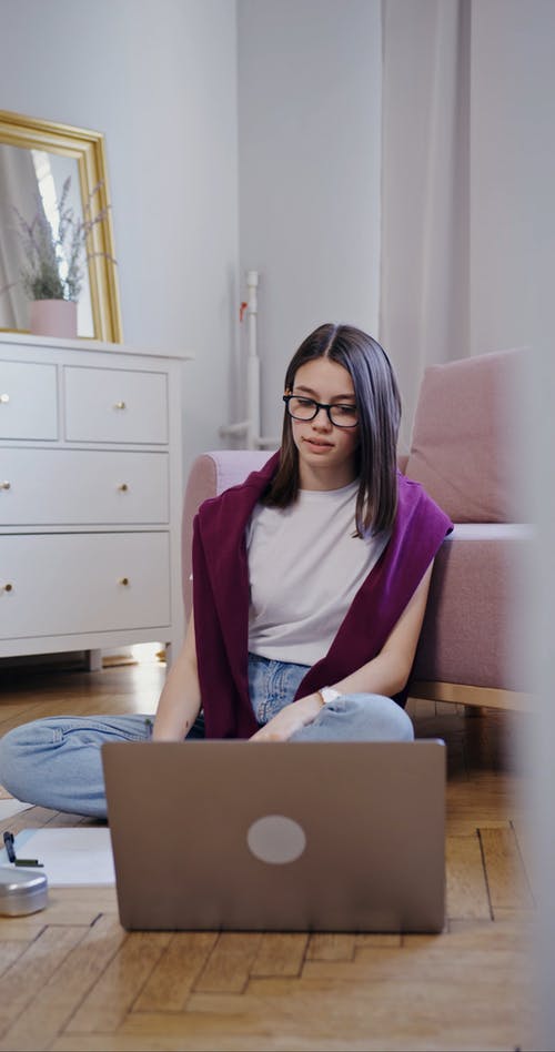 有关在地上, 坐, 垂直视频的免费素材视频