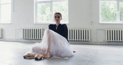 坐在地板上的芭蕾舞女演员 · 免费素材视频