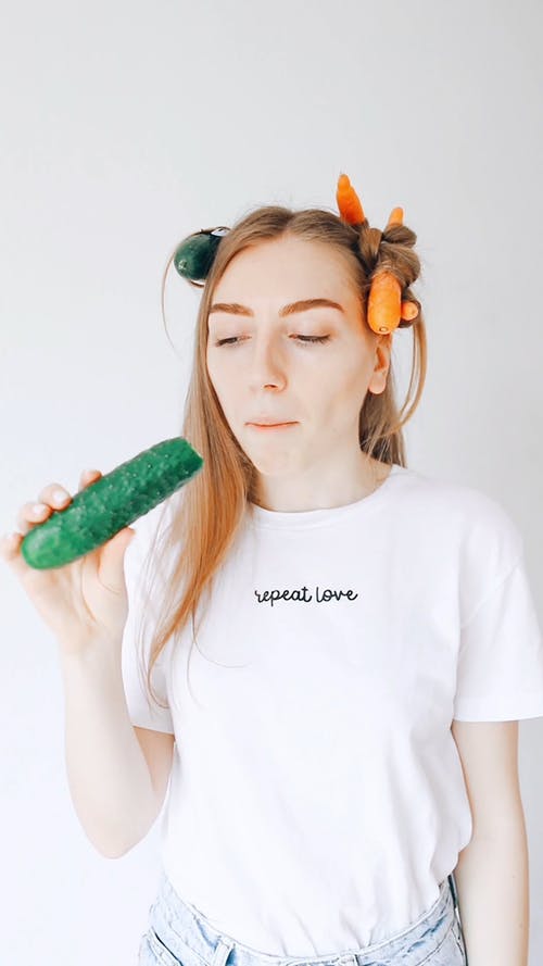 有关吃, 垂直视频, 小黄瓜的免费素材视频