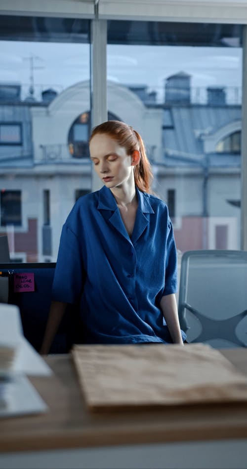 有关回答, 在电话上交谈, 垂直视频的免费素材视频