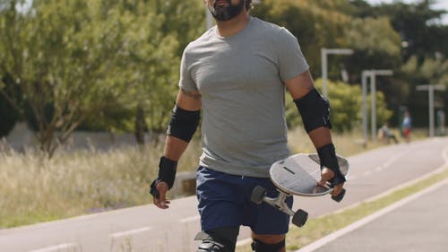 有关人, 握住, 携带的免费素材视频