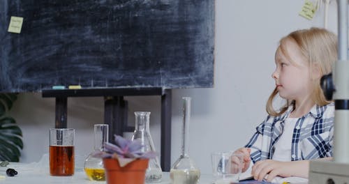 有关人, 女孩, 实验室玻璃器皿的免费素材视频