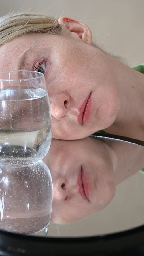 有关一杯水, 反射镜, 垂直视频的免费素材视频