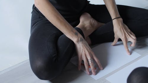 有关债券纸, 坐, 女人的免费素材视频