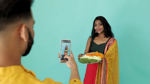 有关3C用品, 人, 围巾的免费素材视频