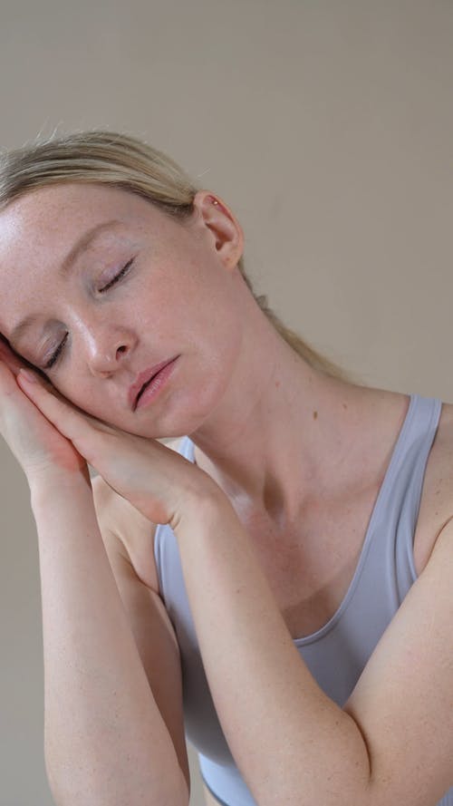 有关垂直视频, 女人, 握住的免费素材视频