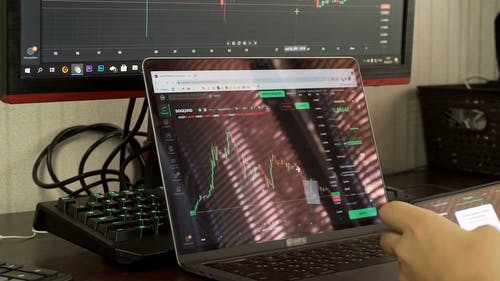 有关手, 智慧手机, 看着的免费素材视频