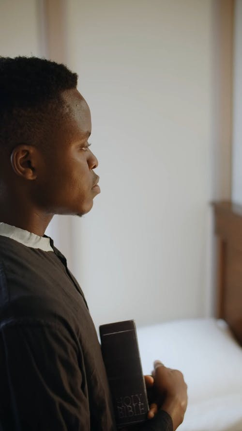 有关人, 十字架, 圣经的免费素材视频