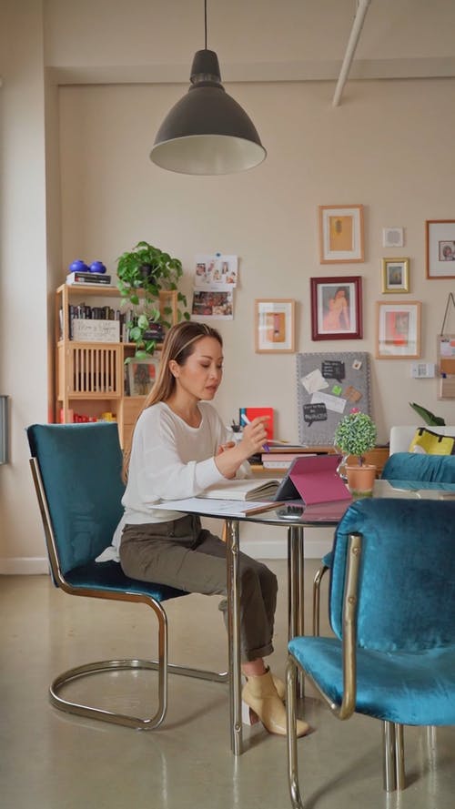 有关在家工作, 坐, 垂直视频的免费素材视频