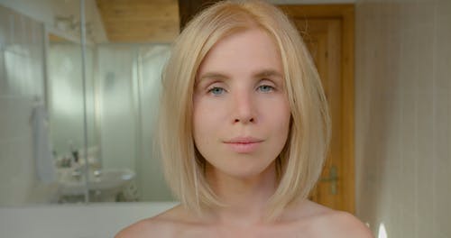 有关女人, 新鲜的皮肤, 棉垫的免费素材视频