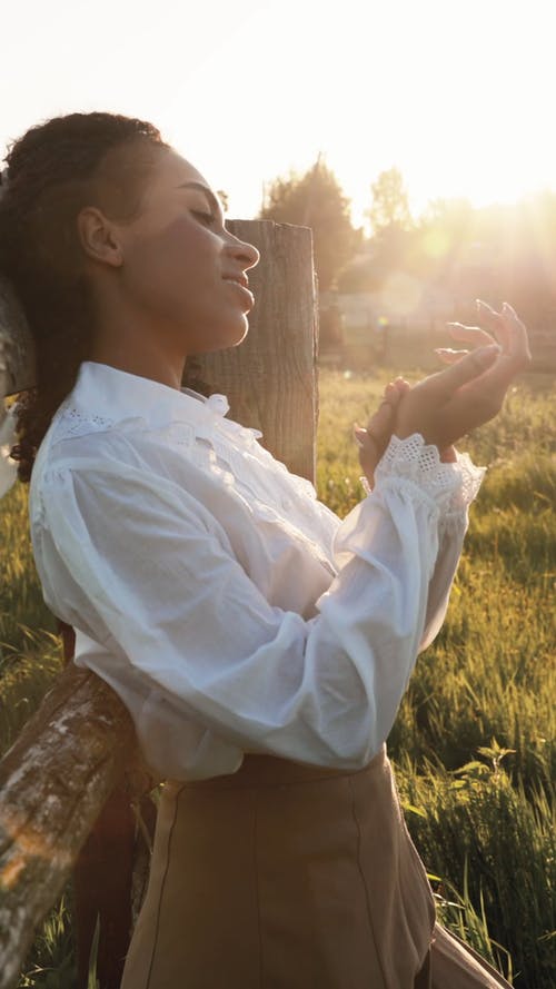 有关倚, 垂直视频, 微笑的免费素材视频