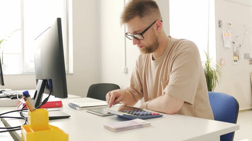 有关人, 使用平板电脑, 室内的免费素材视频